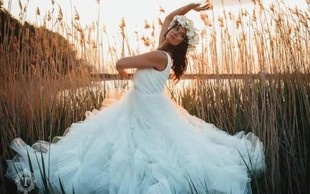 Nekdanja žena Primoža Peterke pojasnila svoje fotografije v poročni obleki