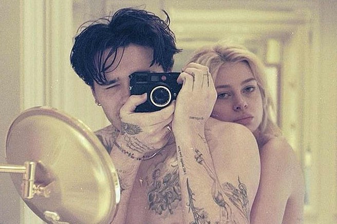 Nenavadna izkušnja: "Fant o najinem seksu govori s svojimi starši, ki želijo vedeti podrobnosti. Je to normalno?"