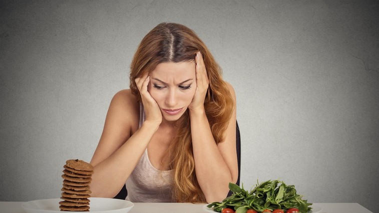 6 največjih napak, zaradi katerih ne morete shujšati: Pazite na zadosten vnos beljakovin in ne pretiravajte z nezdravo hrano (foto: Profimedia)