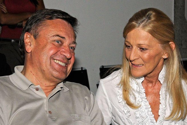 Žena Zorana Jankovića v stanovanju nosi zaščitno masko. Kaj se dogaja v družini ljubljanskega župana?