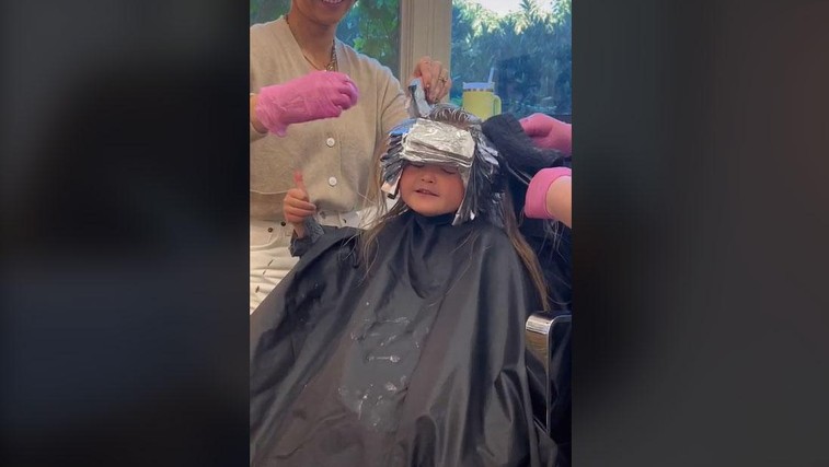 Mama je petletni punčki dovolila barvanje las in sprožila burno razpravo. Kaj pa bi vi rekli na to? (VIDEO) (foto: Posnetek zaslona | TikTok demilucymay_)