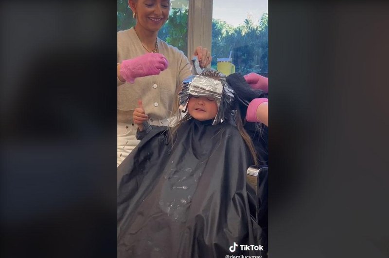 Mama je petletni punčki dovolila barvanje las in sprožila burno razpravo. Kaj pa bi vi rekli na to? (VIDEO) (foto: Posnetek zaslona | TikTok demilucymay_)