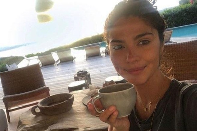 Prišla je na kavo, iz torbe pa potegnila … Natakarica ostala odprtih ust! (bi si upali narediti kaj takšnega?)