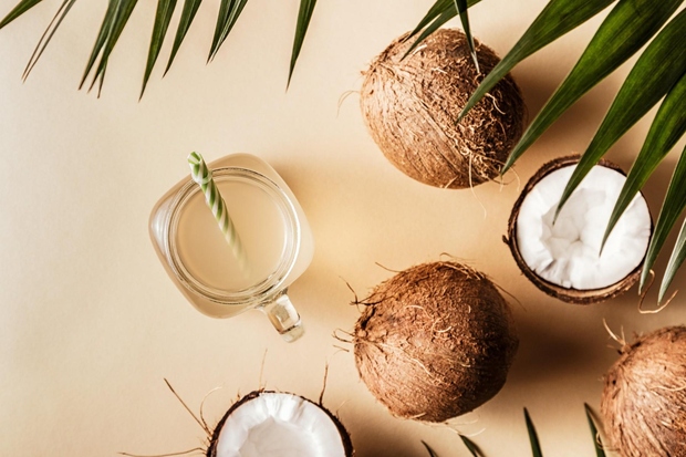 KOKOSOVA VODA Po kokosovo vodo se na srečo ne rabite odpraviti v tople kraje, saj jo dobite tudi pri nas …
