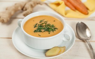 Za mrzle dni: slastna juha iz korenčka in ingverja, ki poskrbi za zdravje (in jo lahko tudi zamrznete!)