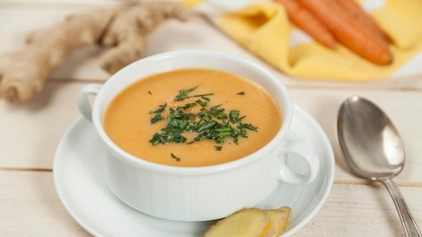 Za mrzle dni: slastna juha iz korenčka in ingverja, ki poskrbi za zdravje (in jo lahko tudi zamrznete!)