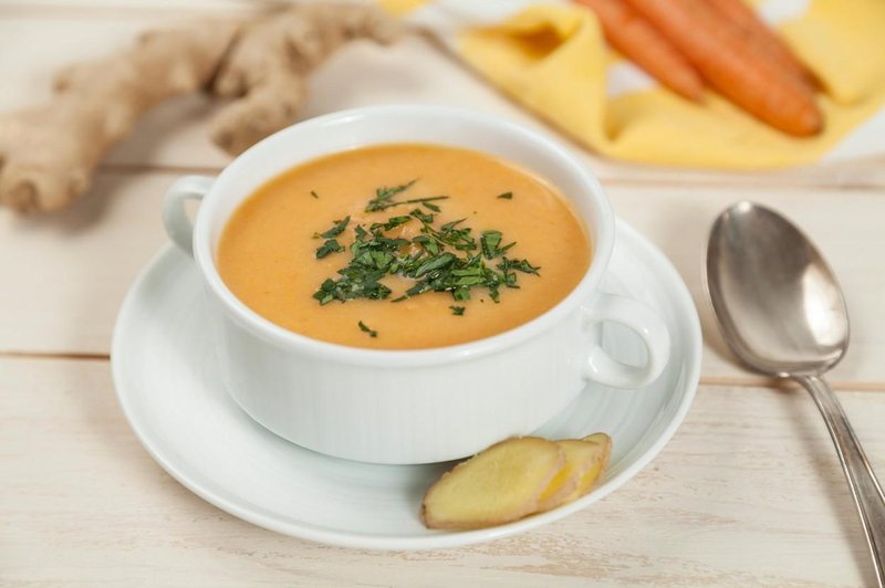 Za mrzle dni: slastna juha iz korenčka in ingverja, ki poskrbi za zdravje (in jo lahko tudi zamrznete!) (foto: profimedia)