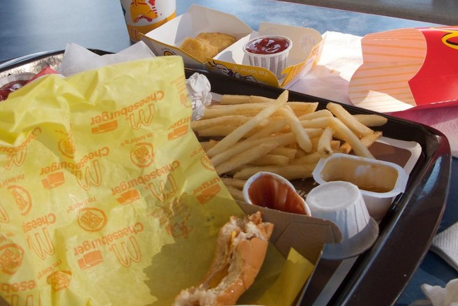 Oboževalci McDonald'sa šokirani! TO se skriva v priljubljeni SLADKO-KISLI OMAKI!