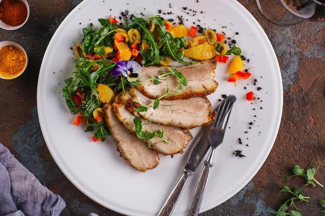 Recept za obliznit prste: to je trik za popolno svinjsko pečenko, s katerim je ne boste izsušili!
