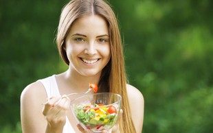 11 živil, ki obljubljajo neverjetno izgubo odvečne telesne maščobe: Pospešujejo presnovo, izboljšujejo prebavo in vam pomagajo, da se dlje počutite siti