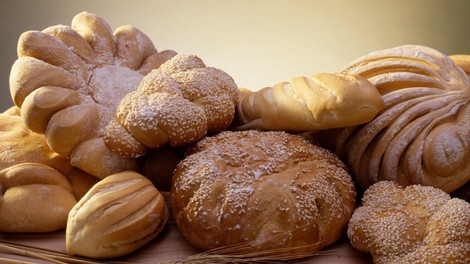 Preizkušeno: enostaven trik, s katerim bo star kruh pridobil svežino novo pečenega