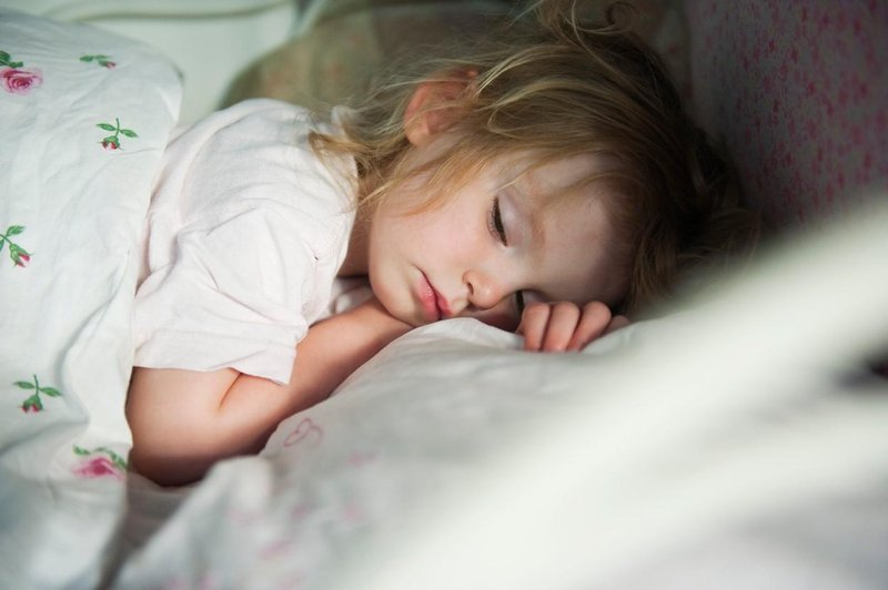 Se vaši otroci še kar niso privadili na krajši dan? Uporabite te trike za spanje! (foto: Profimedia)