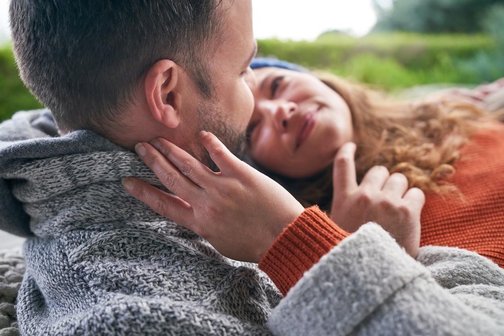 KAKO PRISTOPITA K INTIMNOSTI? Sta intimna le takrat, ko se zakopljeta v posteljo in si želita spolnih odnosov, ali tudi …