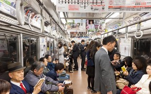 3 pomembni razlogi, zakaj Japonci NE telefonirajo na avtobusu in vlaku (tudi vi ne boste več)