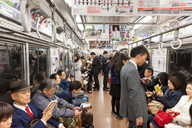 3 pomembni razlogi, zakaj Japonci NE telefonirajo na avtobusu in vlaku (tudi vi ne boste več) (foto: profimedia)