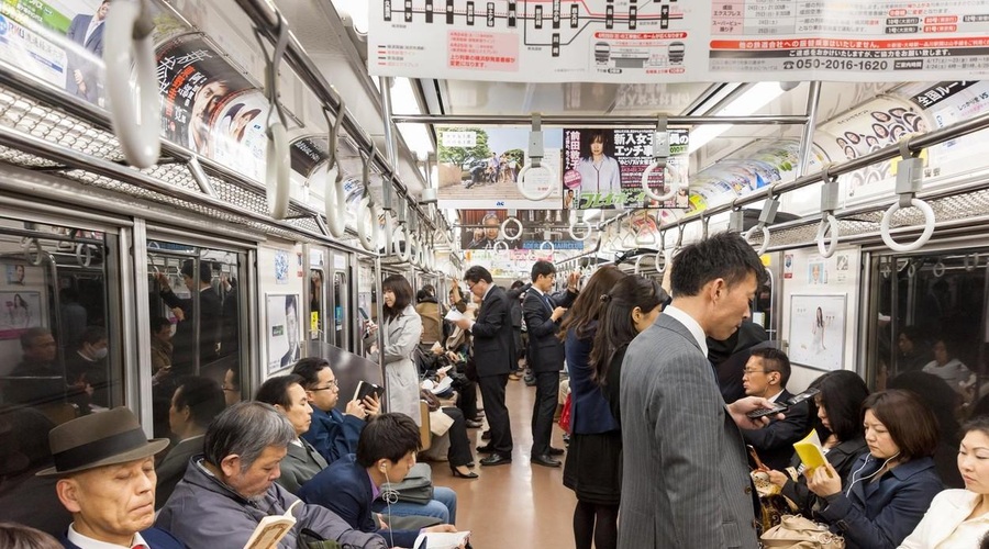 3 pomembni razlogi, zakaj Japonci NE telefonirajo na avtobusu in vlaku (tudi vi ne boste več) (foto: profimedia)