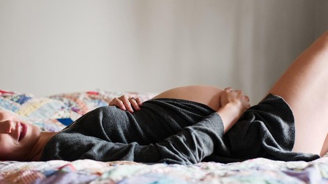 Kateri položaji pri seksu so nevarni za nosečnice?