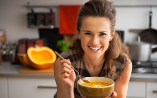 Neverjetne koristi uživanja kostne juhe: Čudežen pripravek, ki krepi lase, kosti in vašo kožo ohranja mladost (RECEPT!)