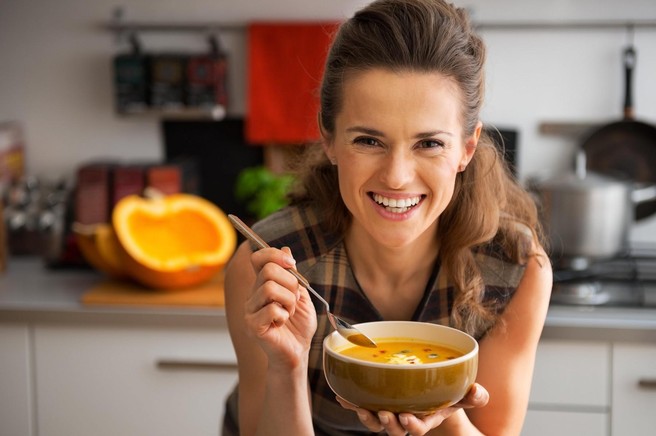 Neverjetne koristi uživanja kostne juhe: Čudežen pripravek, ki krepi lase, kosti in vašo kožo ohranja mladost (RECEPT!)