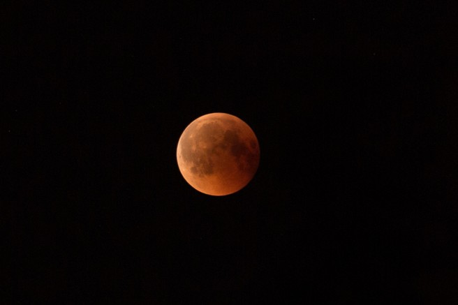 Pripravljeni na astronomsko senzacijo? Luna se bo obarvala rdečerjave barve