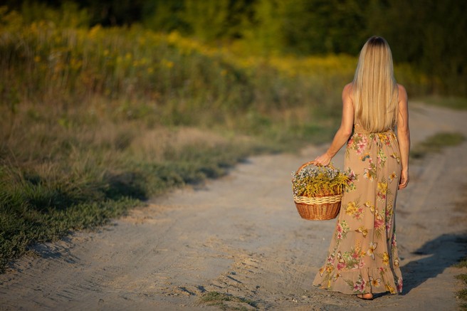 Rastlina, ki raste povsod okrog nas, je pravi zaklad: poglejte, pri čem vse pomaga