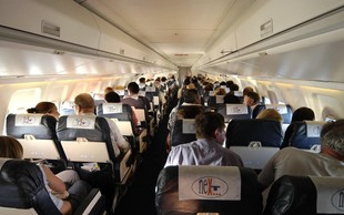 Najvišja ženska na svetu hotela prvič na letalo - tako se je odzvala letalska družba😮