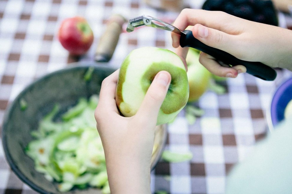 Nekateri neolupljeni sadeži in zelenjava vsebujejo več vitaminov, kot če bi jih olupili. Jabolko na primer vsebuje 15 % več …