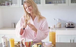 4 preproste navade, ki pospešujejo hujšanje in vam bodo spremenile življenje: Vaš najljubši jogurt uživajte samo še tako