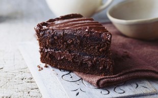 Danes je dan za čokoladno torto: slasten in hiter recept brez jajc, mleka in masla