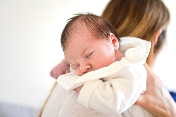 Raziskava je pokazala, da se del možganov, ki je zadolžen za nagrajevanje, sproži tudi, ko dojenčka ni ob mami, saj …