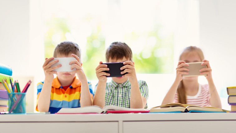 zasvojenost otrok s tablico in telefonom (foto: Profimedia)