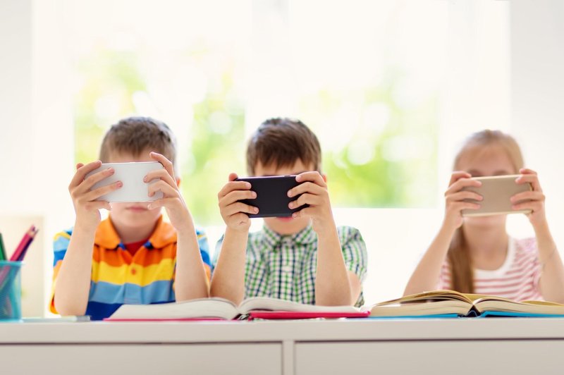 zasvojenost otrok s tablico in telefonom (foto: Profimedia)
