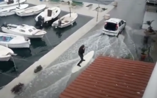 Ko poplave niso razlog za slabo voljo: Hrvata sta deskala na poplavljenem nabrežju (VIDEO)