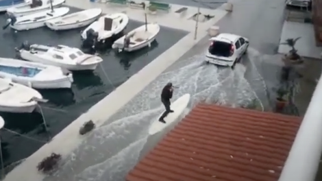 Ko poplave niso razlog za slabo voljo: Hrvata sta deskala na poplavljenem nabrežju (VIDEO)