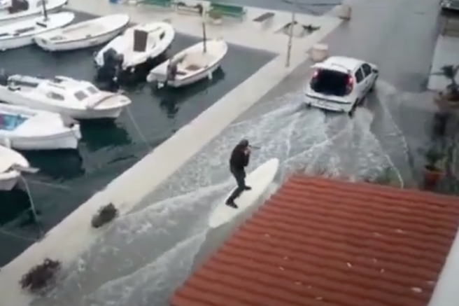 Ko poplave niso razlog za slabo voljo: Hrvata sta deskala na poplavljenem nabrežju (VIDEO)