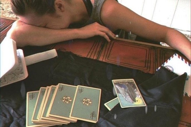 Verjamete v horoskop? Tako živi ženska, ki vse odločitve sprejema glede na njeno astro znamenje in kot ji piše v horoskopu