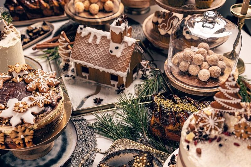 Misija zdrav božič: izbrskali smo bolj zdrave različice sladic - recepta za čokoladne kroglice in cimetova praznična torta! (foto: Profimedia)