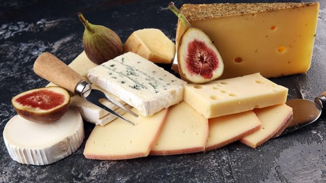 Strokovnjaki prišli do zanimivih ugotovitev: ta vrsta sira zmanjšuje tveganje za demenco