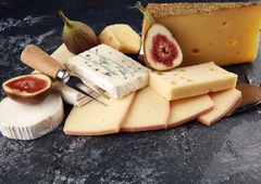 Strokovnjaki prišli do zanimivih ugotovitev: ta vrsta sira zmanjšuje tveganje za demenco