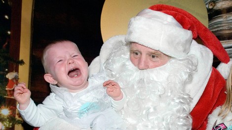 Tudi vaš otrok joka v Božičkovem naročju? POGLEJTE Božičke, ki spravljajo otroke v jok! Cel svet je na nogah!