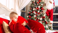 Otrok ne ve, da ga Božiček opazuje