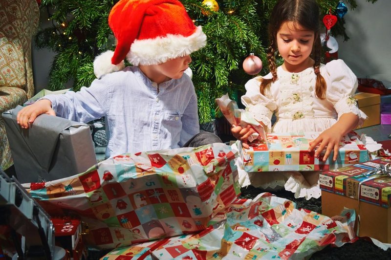 "Zato sem svojim otrokom nehala kupovati božična darila in ni mi žal" (foto: Profimedia)