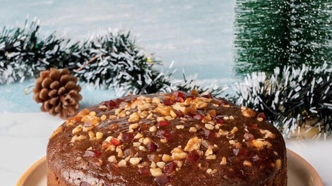 TAKO pripravite slastno božično torto v "snickers" različici!
