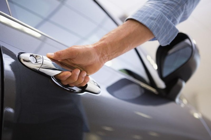 Ste vedeli, da ročice na vratih avtomobila niso namenjene le odpiranju vrat? Imajo še 6 drugih funkcij! (foto: profimedia)