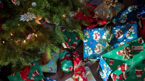 TAKŠNO darilo se Slovencem zdi najprimernejše za božič  (+ koliko jih ima v omari božični pulover?)