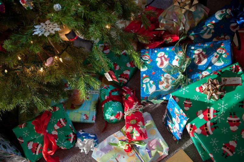 TAKŠNO darilo se Slovencem zdi najprimernejše za božič  (+ koliko jih ima v omari božični pulover?) (foto: profimedia)
