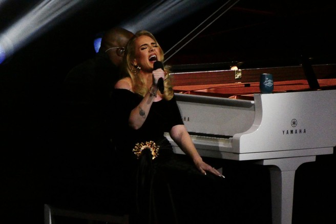 Adele - išias.