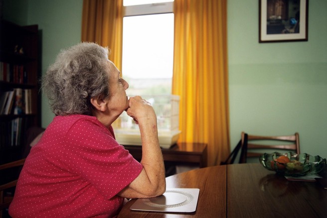 Starejša ženska razmišlja.