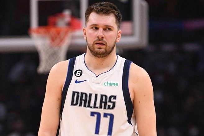 Izjemni Luka Dončić ni bil dovolj, Dallas kljub temu izgubil: Slovenec prestrašil navijače z bolečim padcem med gledalce (VIDEO)