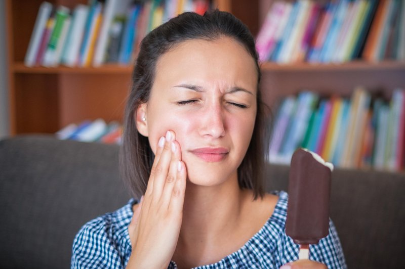 KAKO zoper bolečino zob in dlesni, ki nastane zaradi mrzlih temperatur? Poskusite TE metode (foto: Profimedia)